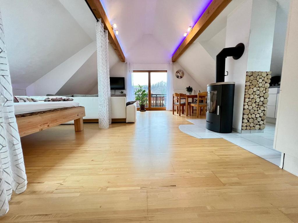 un soggiorno con pavimento in legno e camino di Ferienapartment Huber a Oberkirch