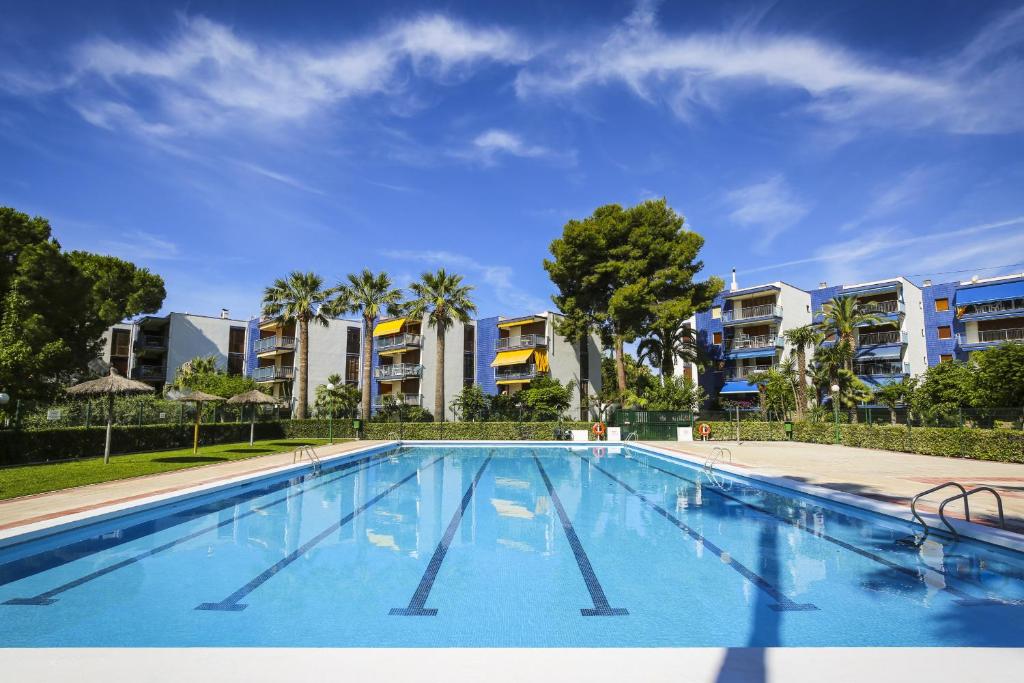 uma piscina vazia com edifícios de apartamentos ao fundo em New Reus Mediterrani em Vilafortuny