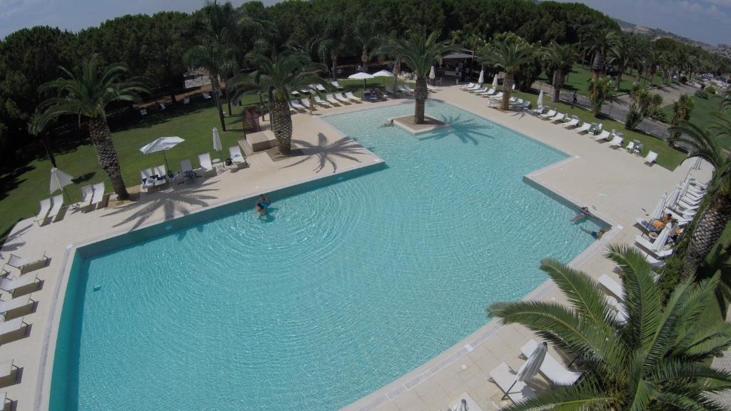 Piscina de la sau aproape de Eureka Palace Hotel Spa Resort