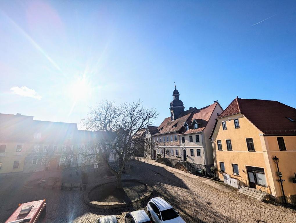 vista su una città con edifici e sole di Grünes Haus Dornburg a Dorndorf