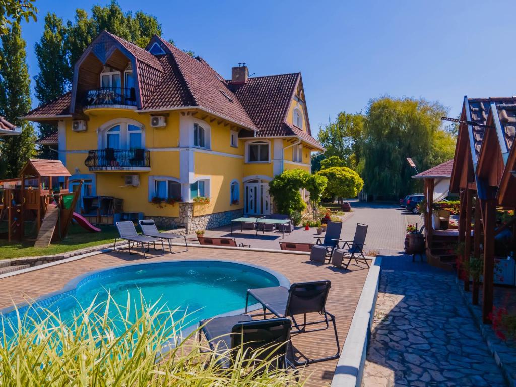 uma casa com piscina em frente a uma casa em Jade Panzio em Balatonföldvár