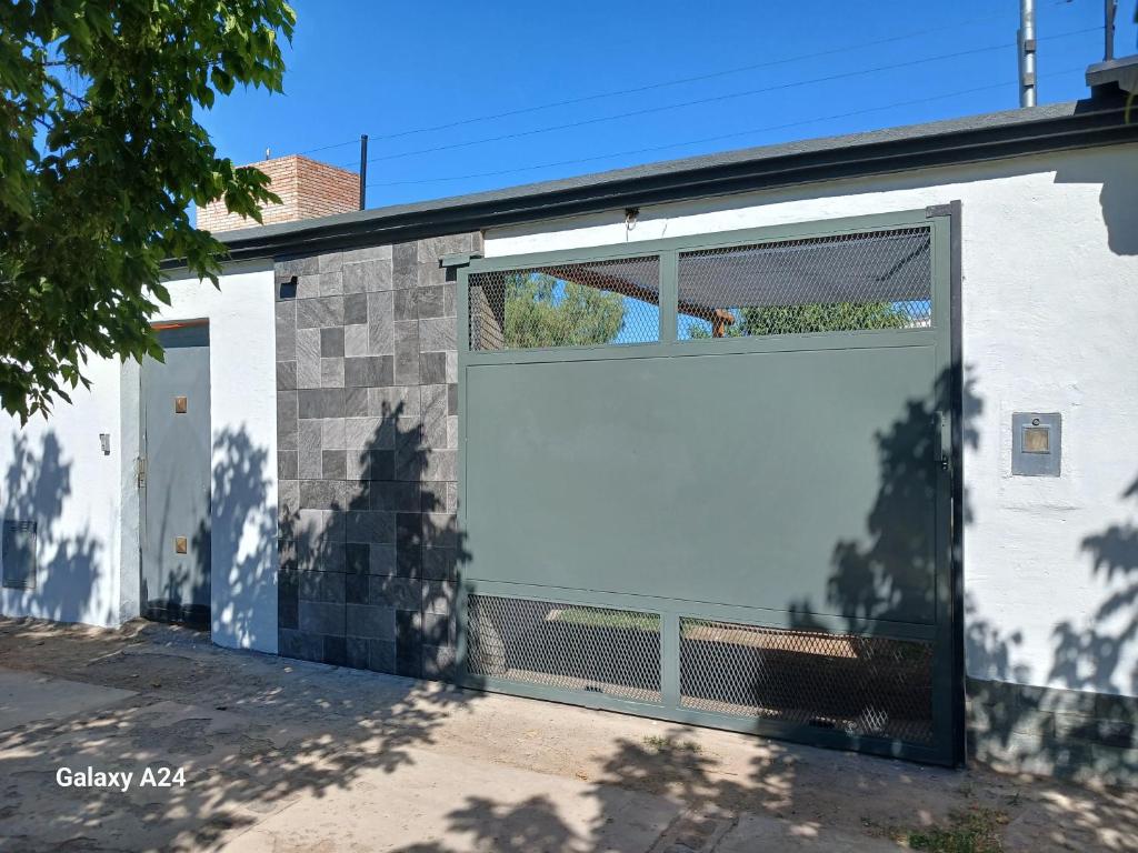 una gran puerta blanca de garaje en un edificio en Alojamiento el Ancla, en San Rafael