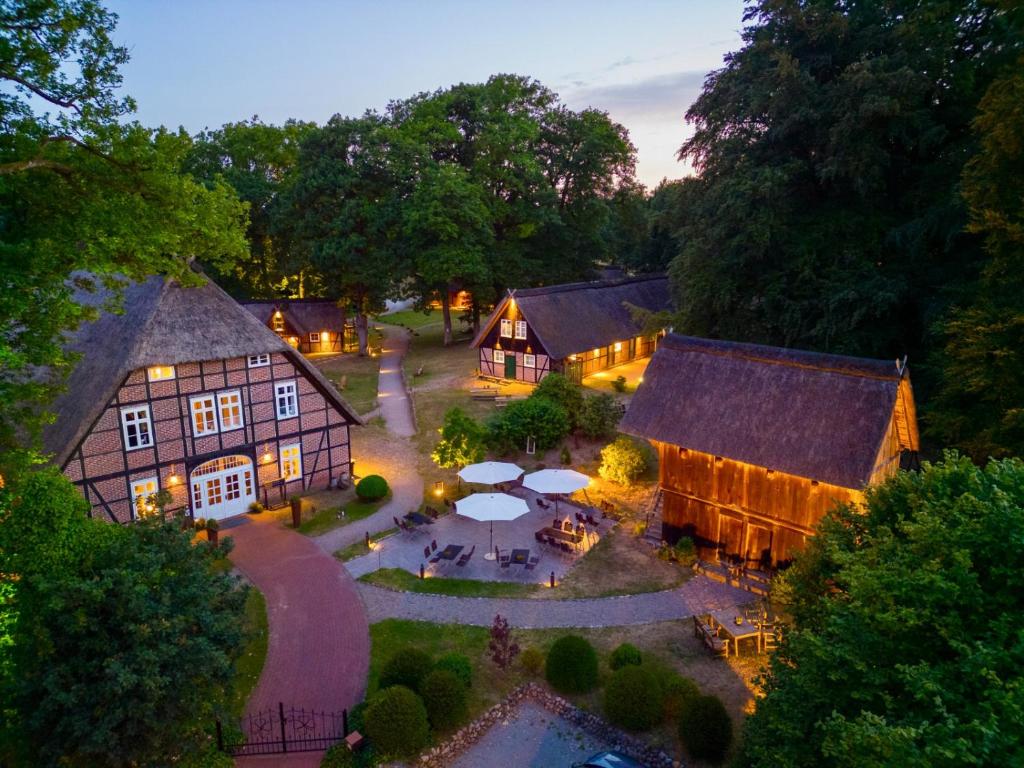 una vista aérea de una casa grande con patio en Stimbekhof, en Bispingen