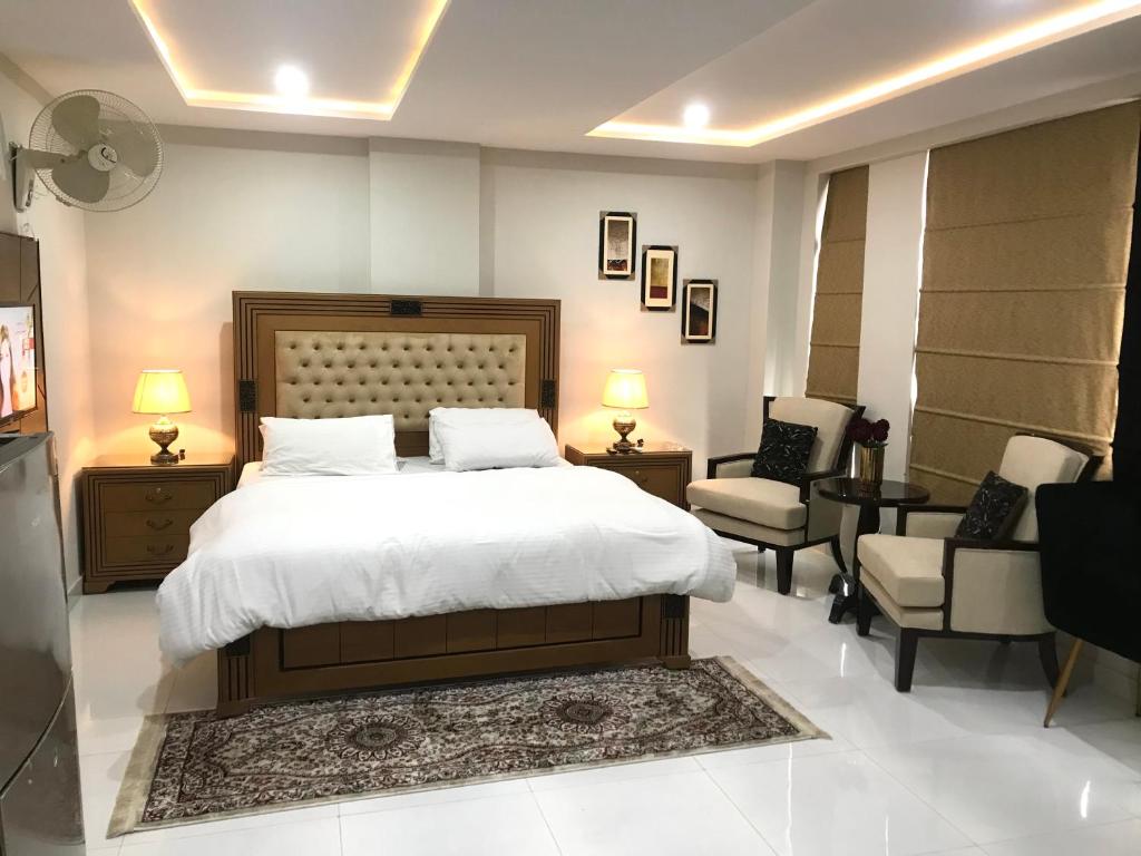 Giường trong phòng chung tại Mukhtar Homes Bahria Town Lahore