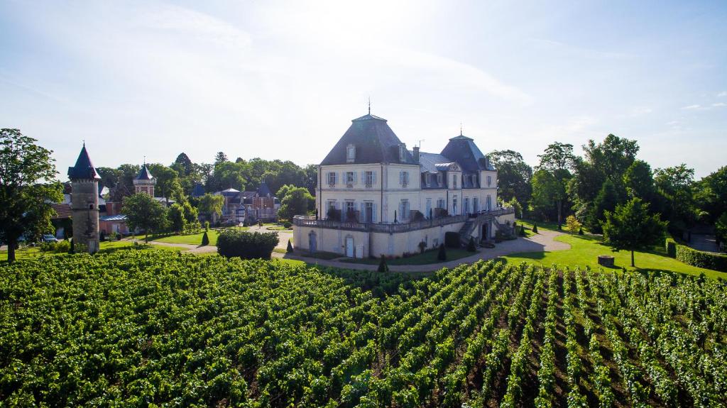 A garden outside Château & Spa de la Cueillette