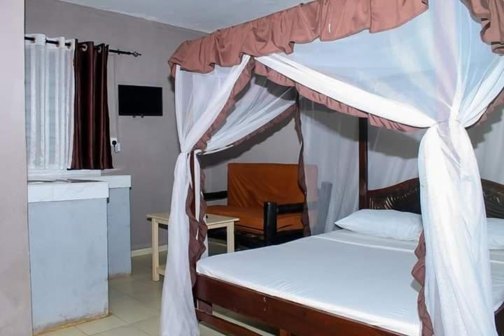 Voodi või voodid majutusasutuse Mtwapa Empire holiday Apartments toas