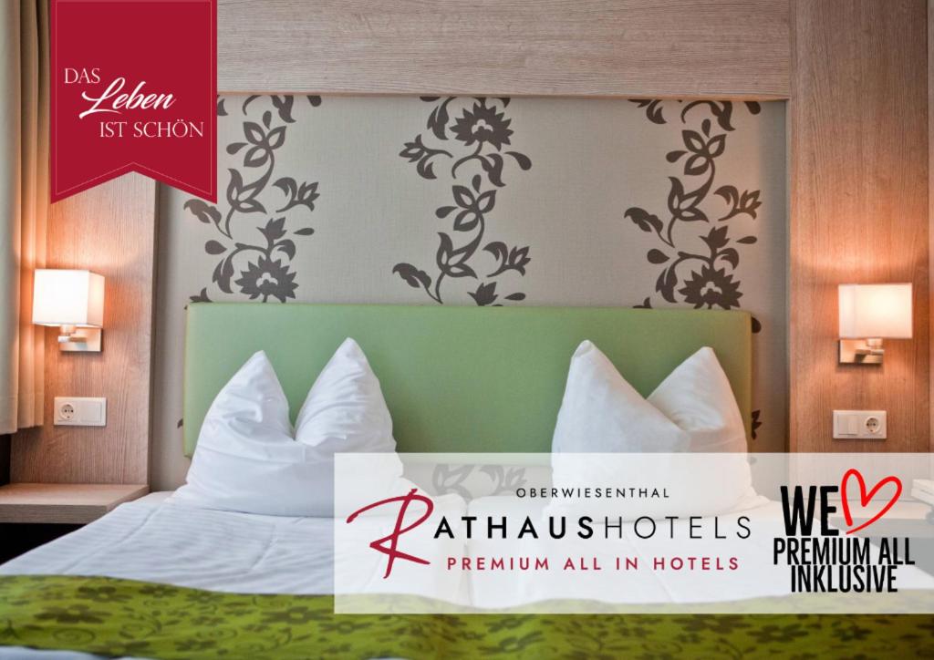 uma cama num quarto de hotel com uma placa que em Rathaushotels Oberwiesenthal All Inclusive em Kurort Oberwiesenthal