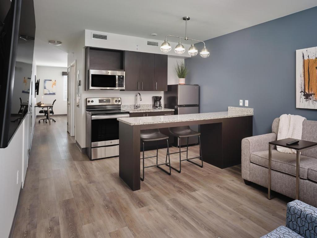 Cet appartement comprend une cuisine ouverte et un salon. dans l'établissement stayAPT Suites Louisville North-Clarksville, à Clarksville