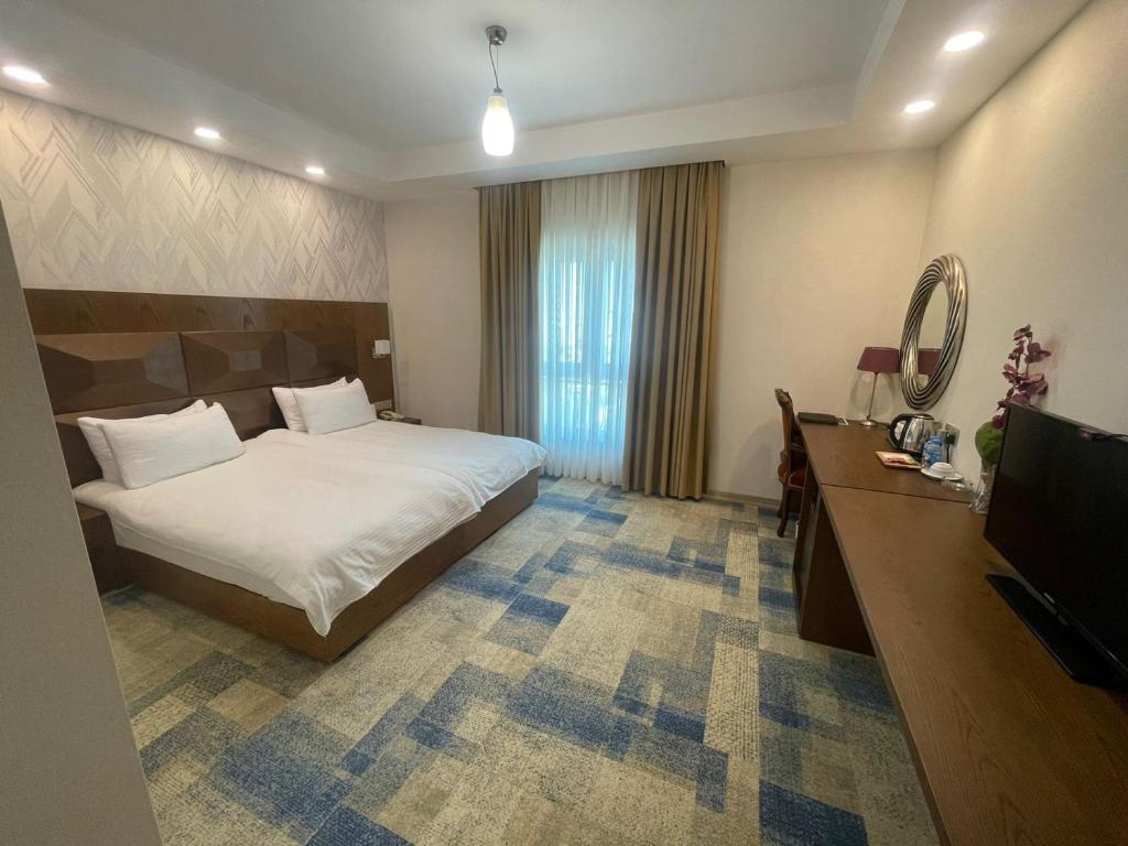 Giường trong phòng chung tại Fiori Hotel