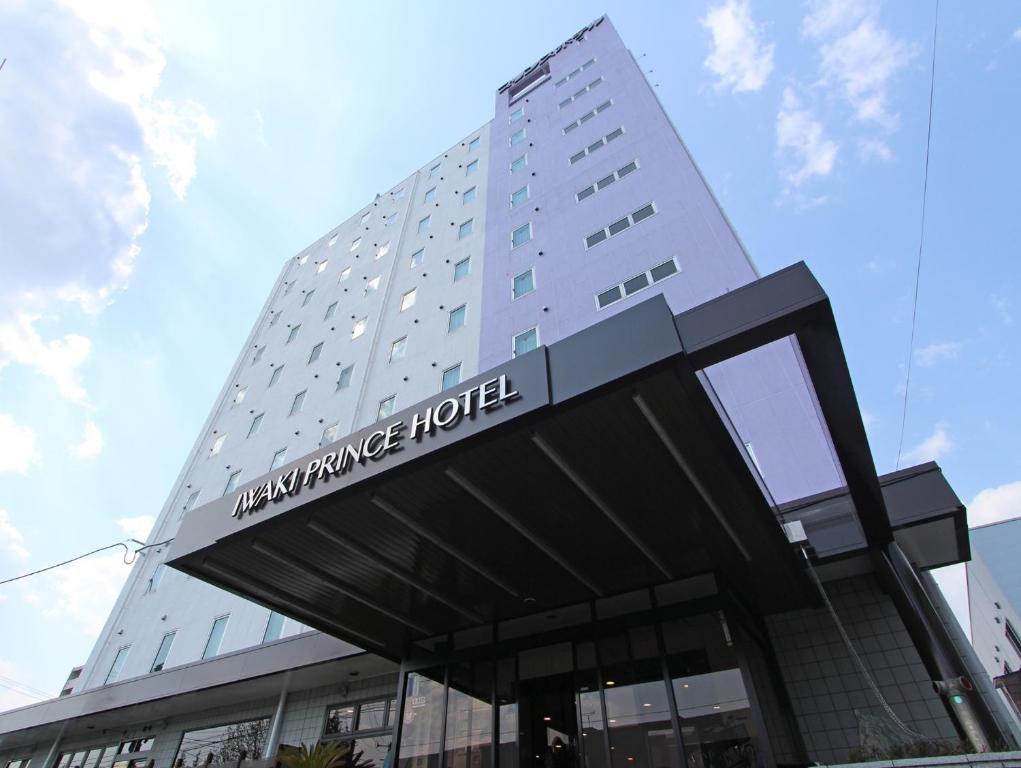 duży biały budynek z napisem w obiekcie Iwaki Prince Hotel w mieście Iwaki