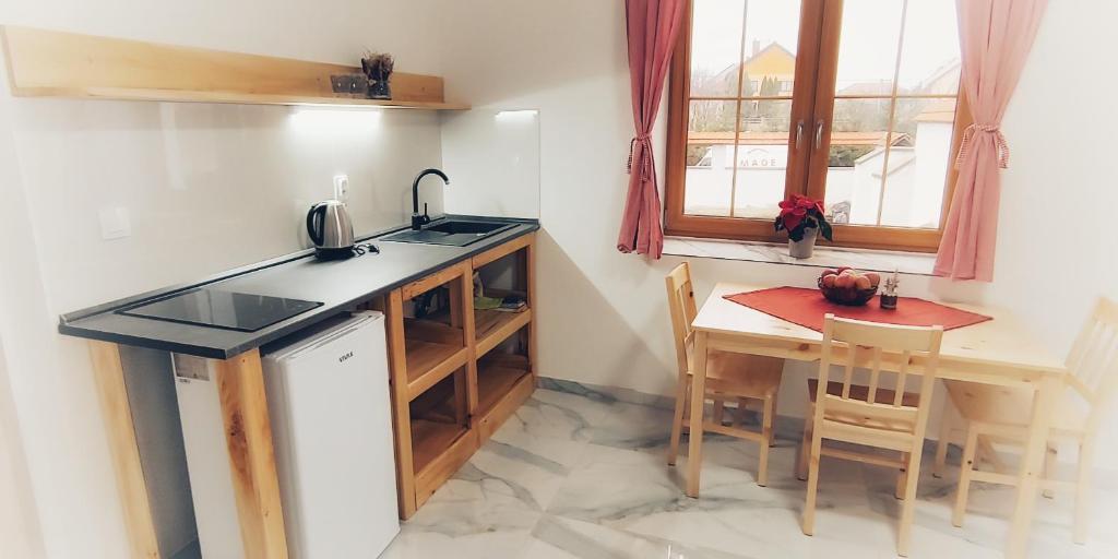 Una cocina o kitchenette en Moravský Grunt Konírna