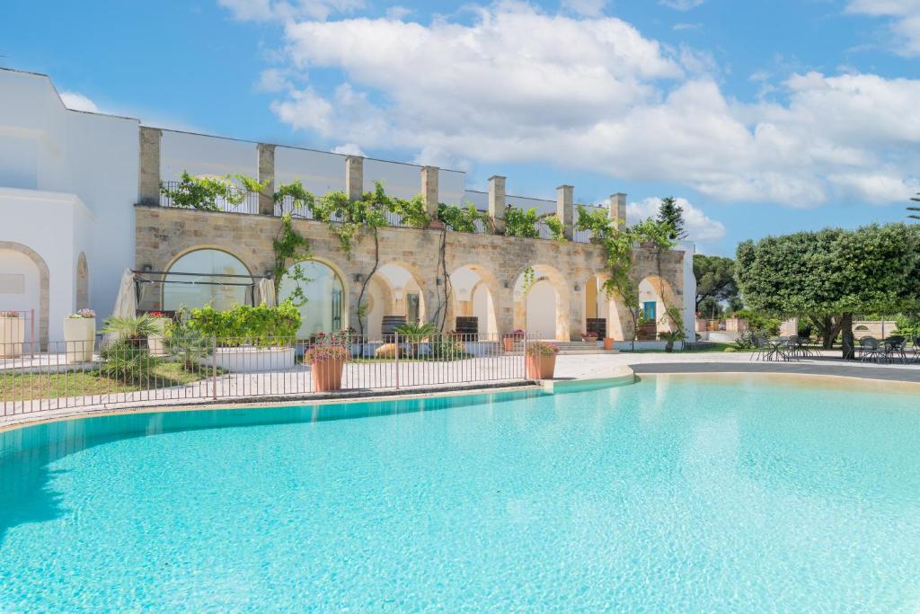 einem Pool vor einem Gebäude in der Unterkunft Relais Porta del Sud in Ostuni