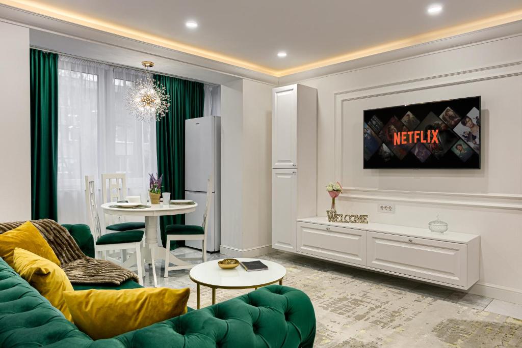 Televízia a/alebo spoločenská miestnosť v ubytovaní Sika Luxury Apartment Arad