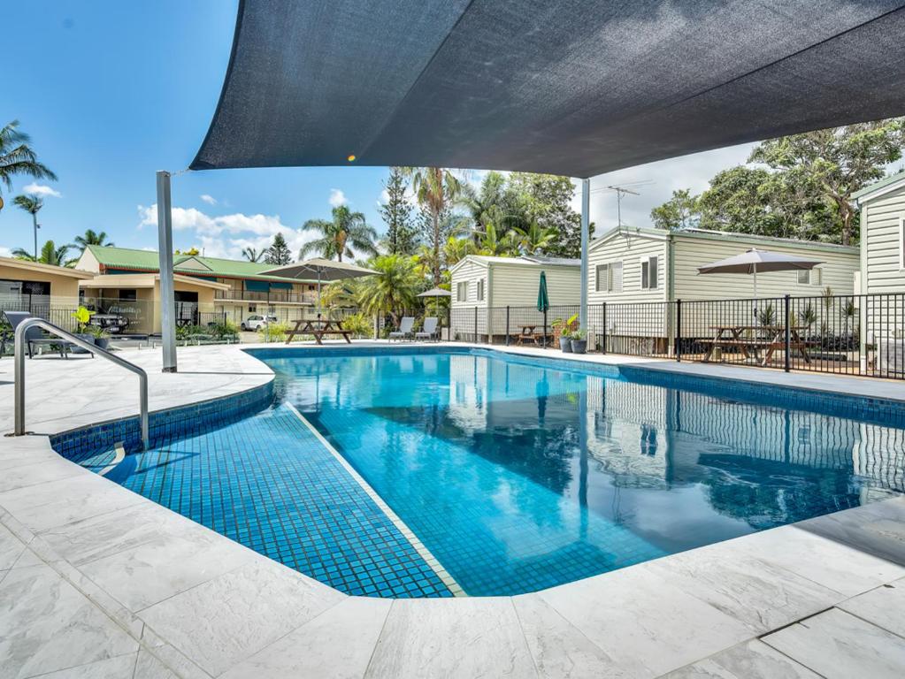 een zwembad met blauw water in een huis bij Ingenia Holidays Taigum in Brisbane