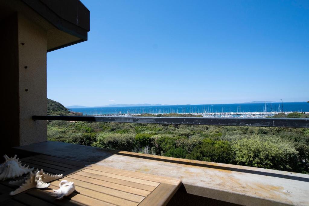 uma vista para o oceano a partir de uma varanda da casa em Miramare apartments em Punta Ala