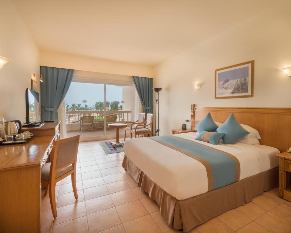 Giường trong phòng chung tại Hurghada Long Beach Resort