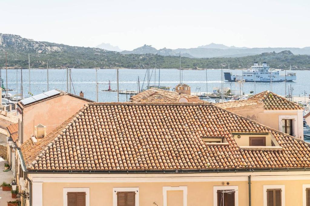 un gruppo di edifici con l'oceano sullo sfondo di Le Scalette a La Maddalena