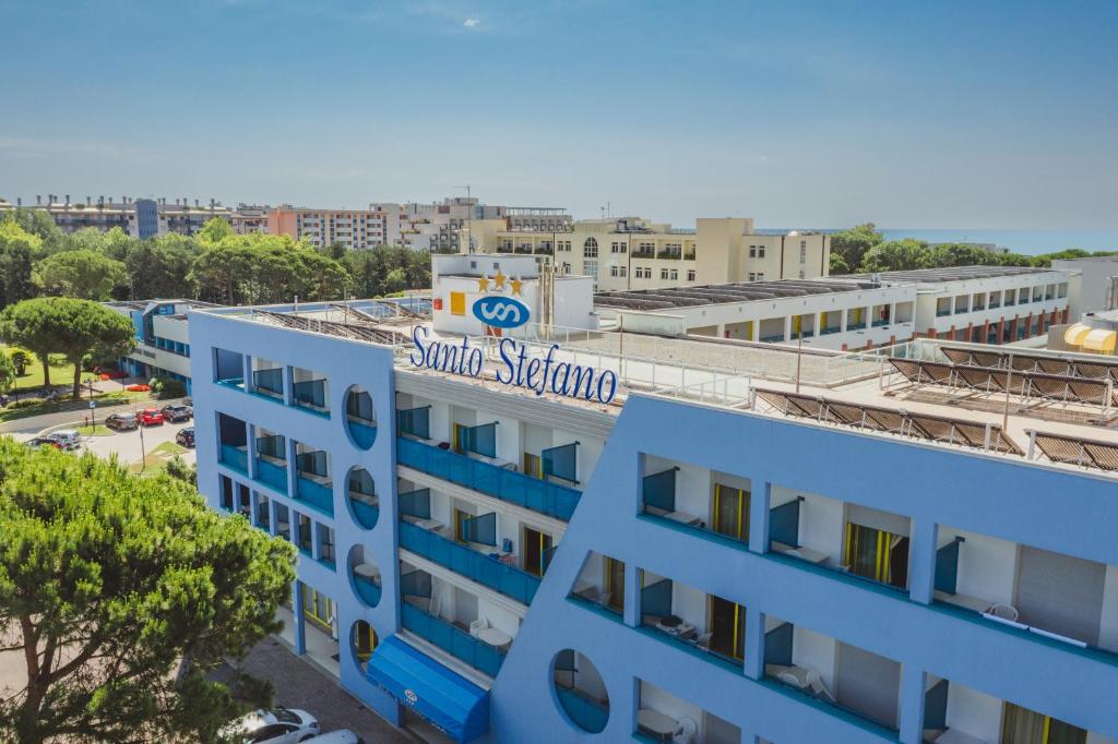 Hotel Santo Stefano游泳池或附近泳池