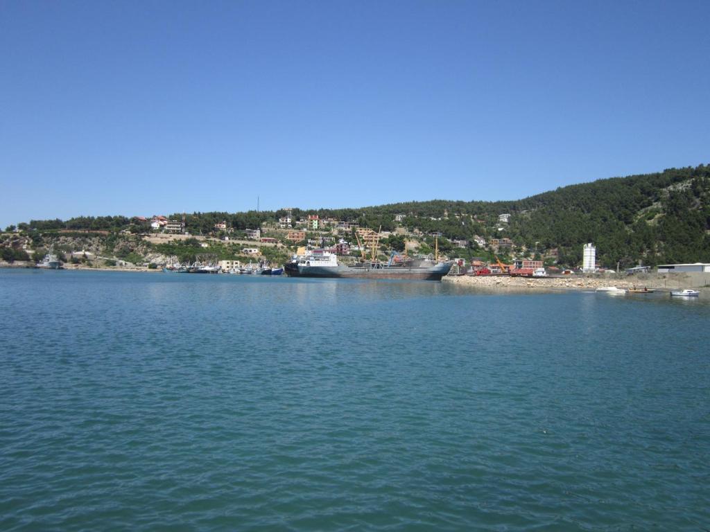 een grote hoeveelheid water met een schip in de verte bij Hotel Demar in Shëngjin