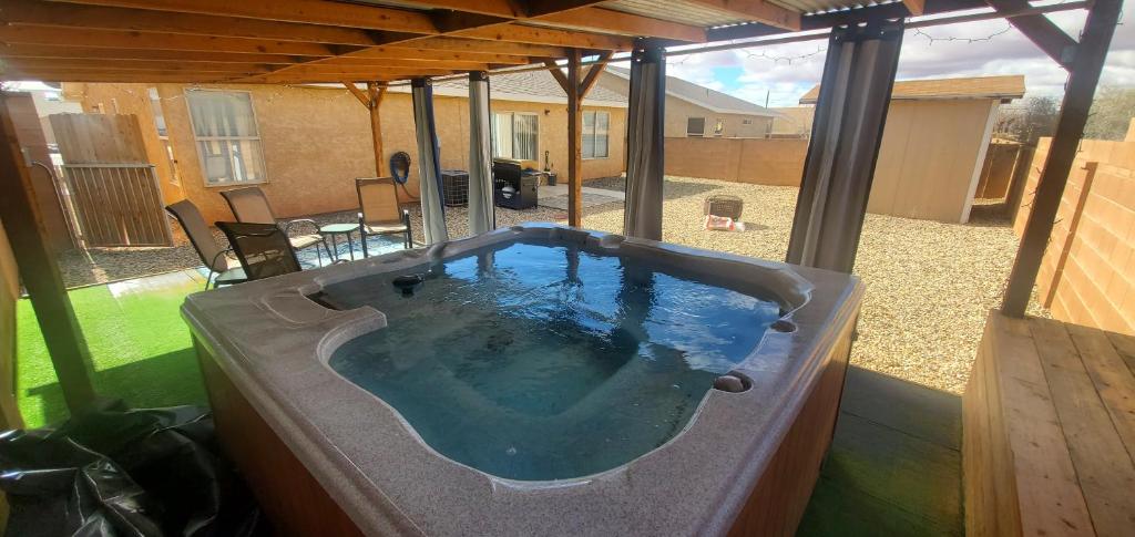 bañera de hidromasaje en medio de un patio en I Deal Lake Powell Home 3BR, Jacuzzi, BBQ, Firepit, en Page