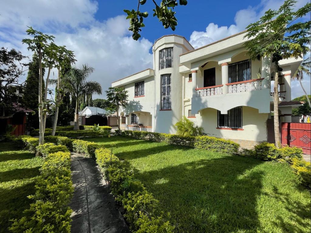 una casa con un prato davanti di Mudzini gardens - Luxury villa with a pool a Mombasa