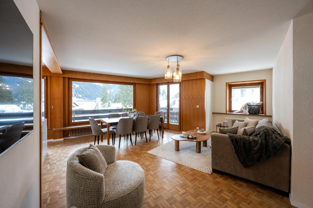 een woonkamer met een bank en een tafel bij Chalet Alberti Davos Platz in Davos