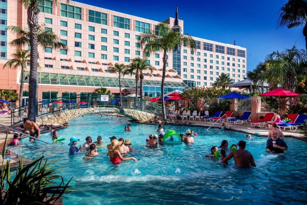 un grupo de personas en una piscina en un hotel en Moody Gardens Hotel Spa and Convention Center, en Galveston