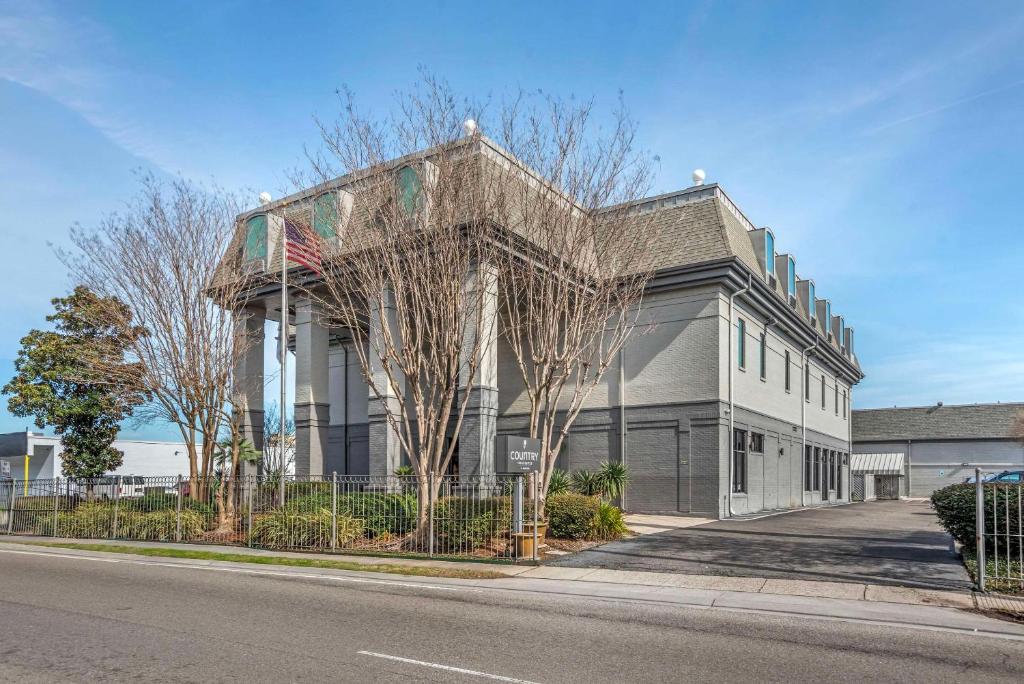 メテリーにあるCountry Inn & Suites by Radisson, Metairie New Orleans , LAの通路脇の建物