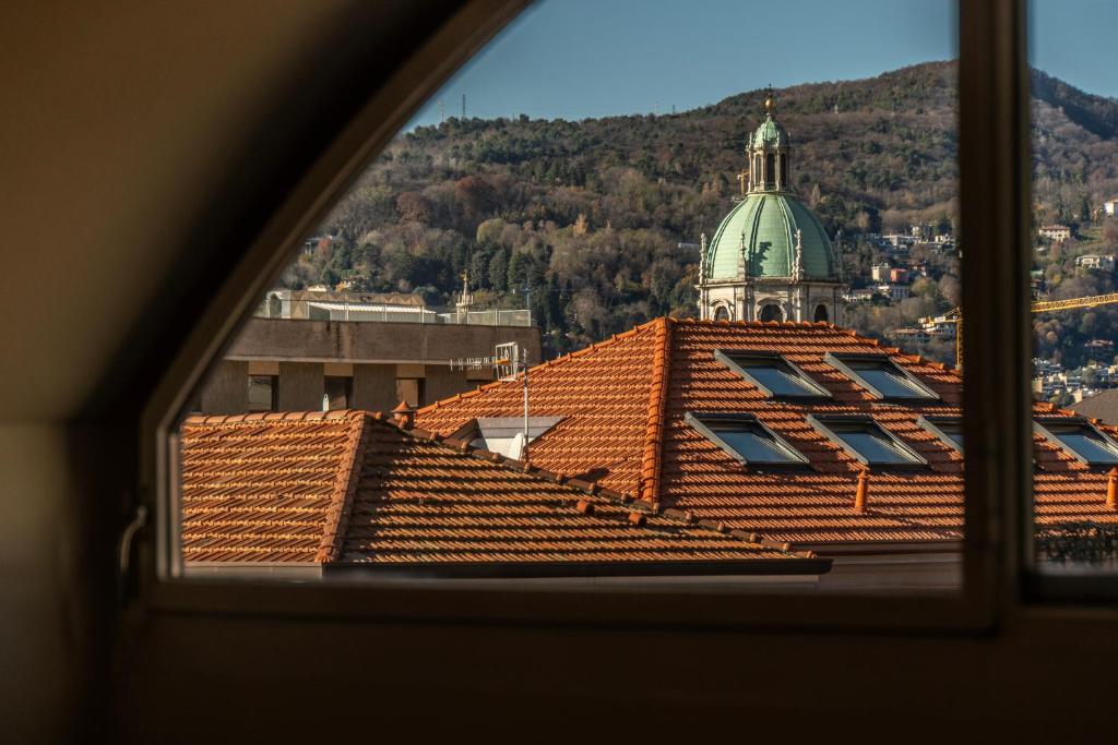 una vista desde la ventana de un techo en Casa Anzi, en Como