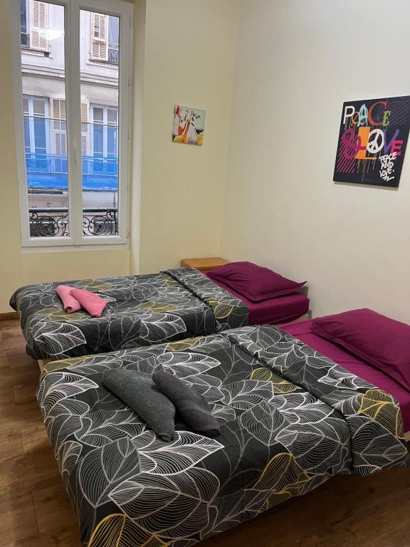 A bed or beds in a room at Hôtel Lyonnais