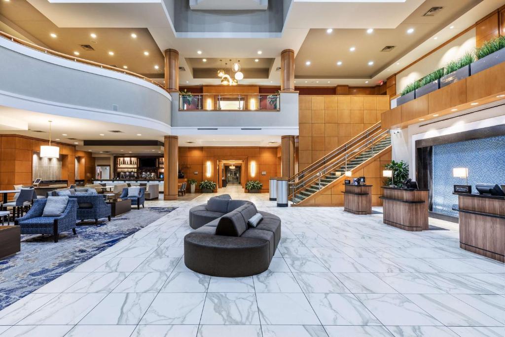 Кът за сядане в Embassy Suites by Hilton Houston-Energy Corridor