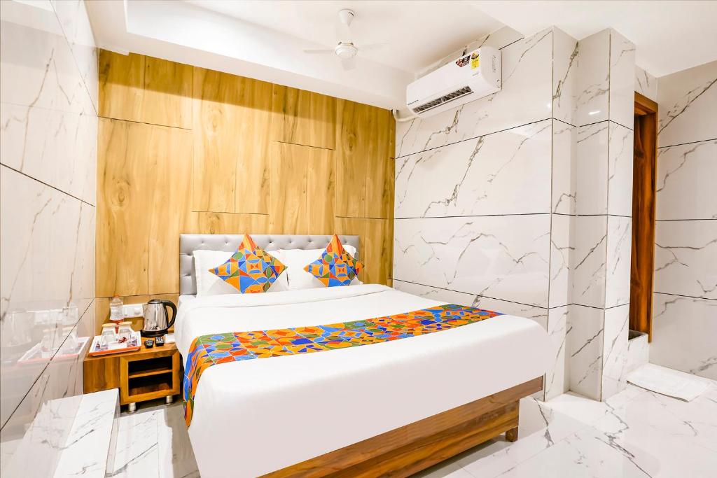 Gulta vai gultas numurā naktsmītnē FabHotel Shubham Inn - Nr Jain Mandir, Bhandup West