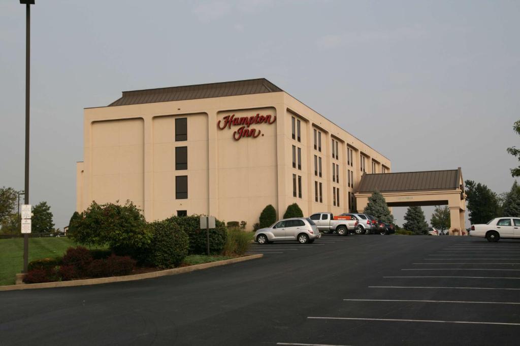 un edificio de hotel con coches aparcados en un aparcamiento en Hampton Inn Frankfort, en Frankfort