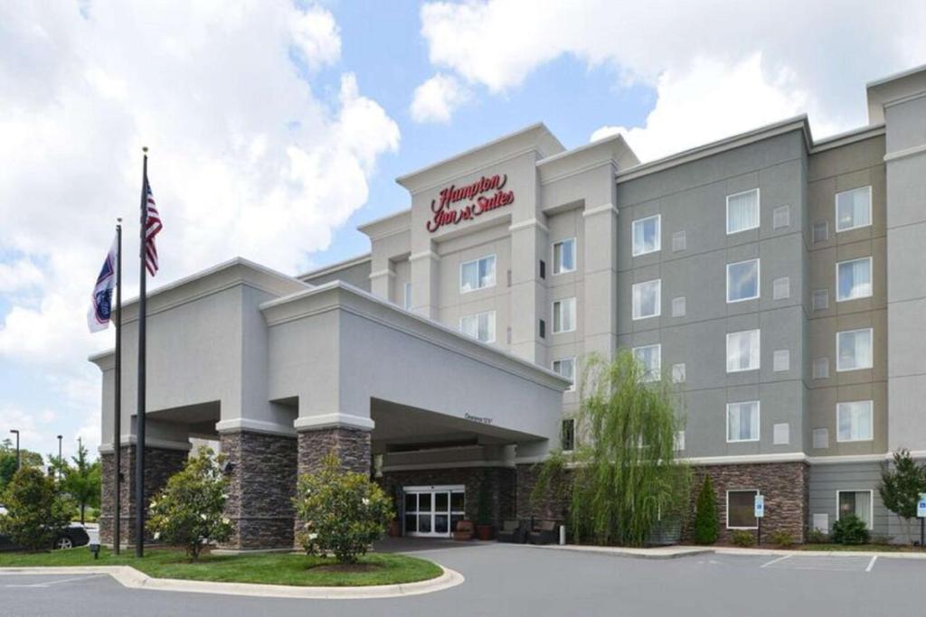 wykonanie przedniej części hotelu w obiekcie Hampton Inn & Suites Greensboro/Coliseum Area w mieście Greensboro