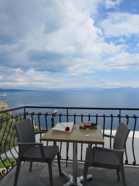 un tavolo e sedie su un balcone con vista sull'oceano di Kallisto studios a Gythio