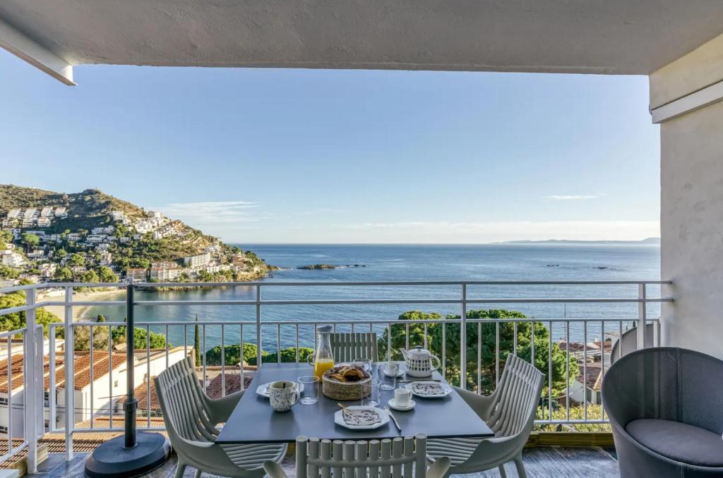 a dining room with a view of the ocean at Can Estrellas, appartement d'exception sur la mer in Roses