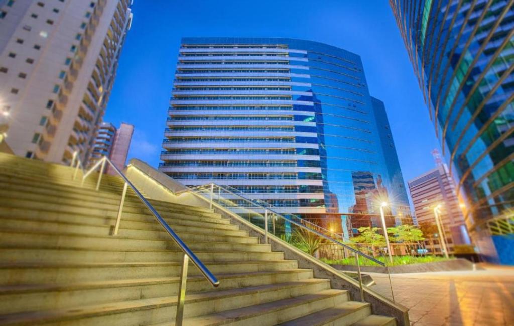 un conjunto de escaleras en una ciudad con edificios altos en Hotel Fusion Flat Particular SHN Brasília Varanda grande com garagem e wi-fi, en Brasilia