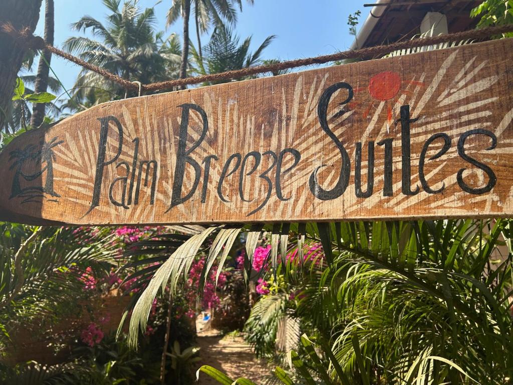 een houten bord met de tekst la Brea Blanca suites bij Palm Breeze Suites in Palolem