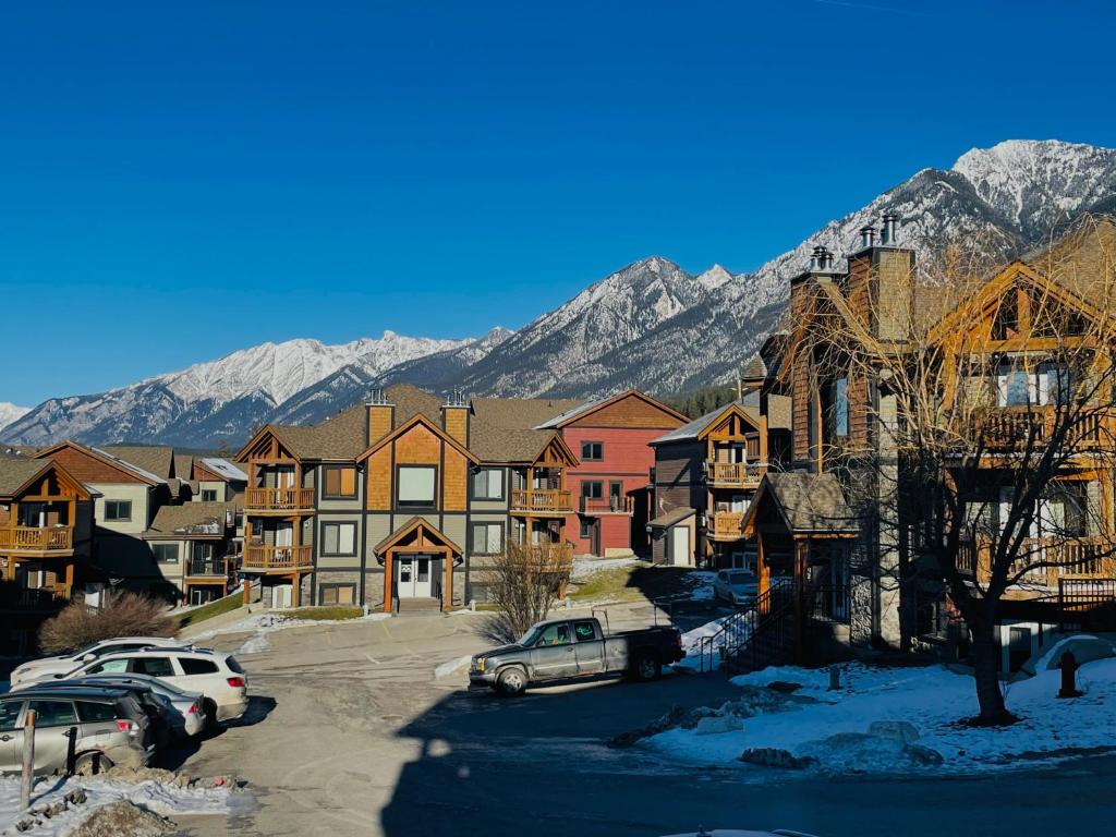 uma cidade com montanhas ao fundo com carros estacionados em Hot Spring Mountain Getaway em Radium Hot Springs