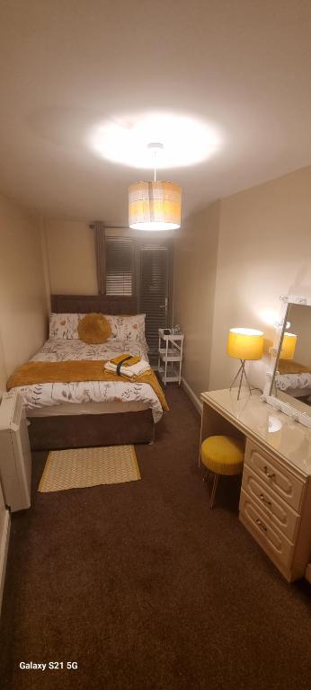 Kama o mga kama sa kuwarto sa Spacious Duplex 2 Bed Apartment Central Location By Canal - Chester UK