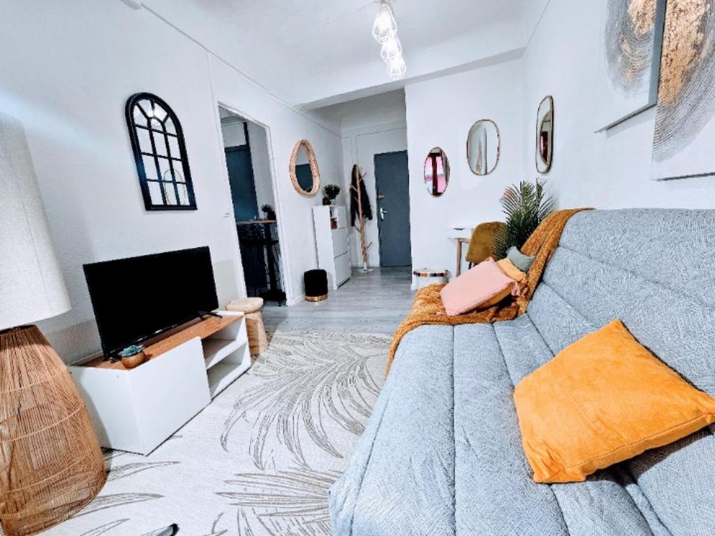 - une chambre avec un lit et une télévision à écran plat dans l'établissement Refuge Parfumé Cosy 4 couchages, à Grasse