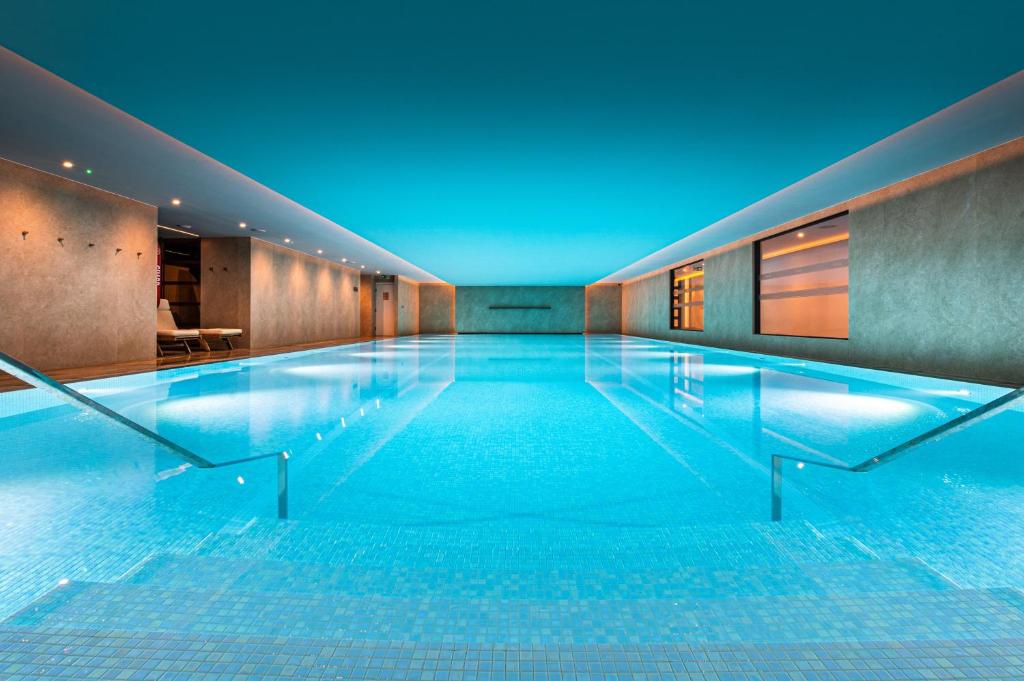 ein großer Pool in einem Hotelzimmer in der Unterkunft Harbour Hotel & Spa Richmond in Richmond upon Thames