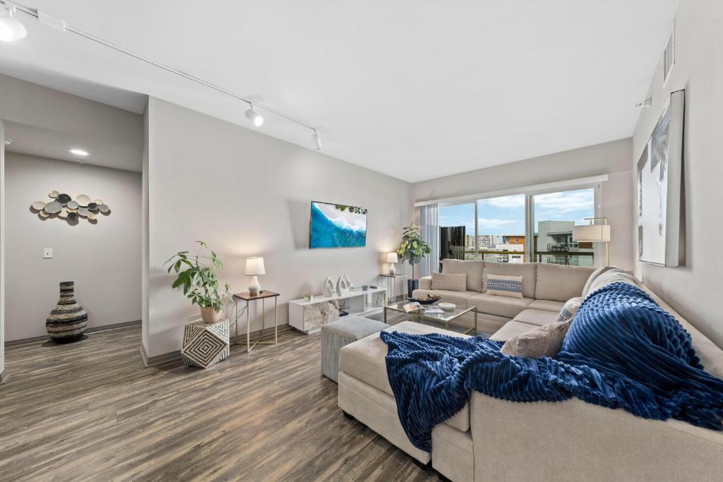 uma sala de estar com um sofá e uma mesa em Venice Beach Lux Retreat Coastal Apartment Haven em Los Angeles