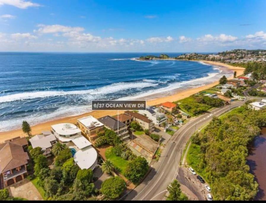 una vista aérea de las nuevas villas con vistas al mar en la playa en Terrigal Coastal Casa, en Wamberal