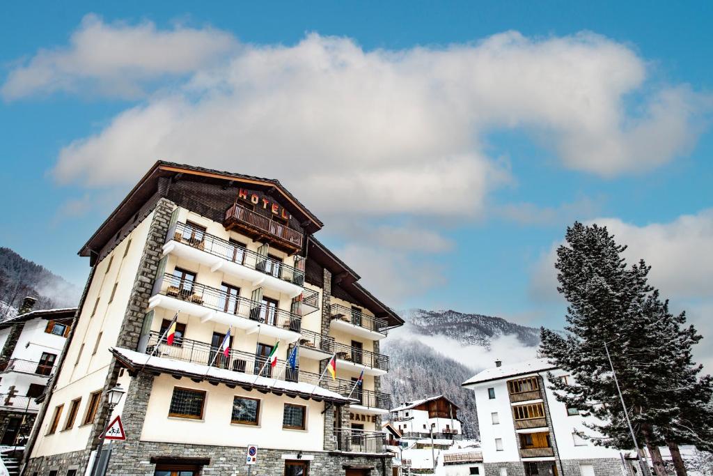 een hotel in de bergen met sneeuw op de grond bij Hotel Bijou in Valtournenche