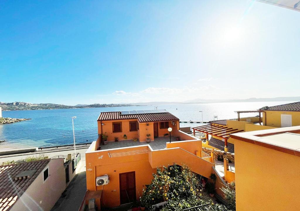 Foto dalla galleria di SOLUZIONI IMMOBILIARI – Supramare – Quadrilocale con balcone vista mare e parcheggio - La Maddalena a La Maddalena