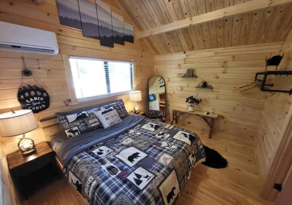 セバービルにあるPicturesque Family Cabin with Loft in Tennesseeのログキャビン内のベッドルーム1室