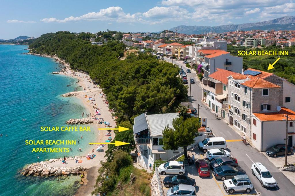 uma vista para uma praia com carros estacionados em Solar Beach Inn em Split