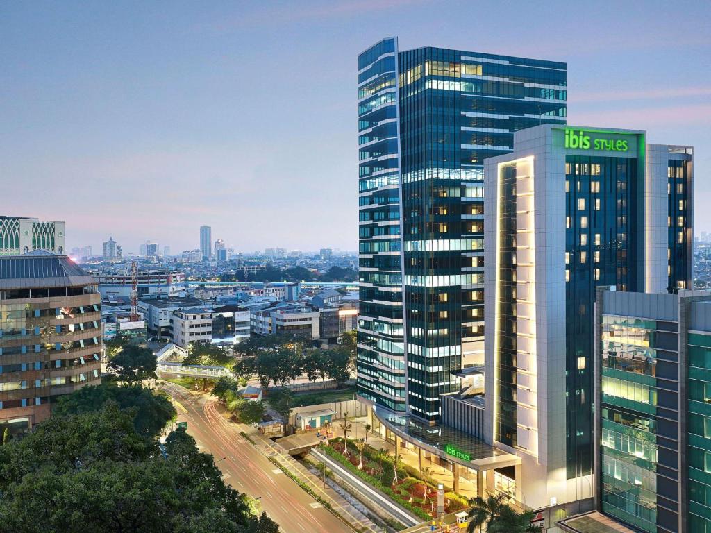 vistas a una ciudad con edificios altos en ibis Styles Jakarta Tanah Abang, en Yakarta