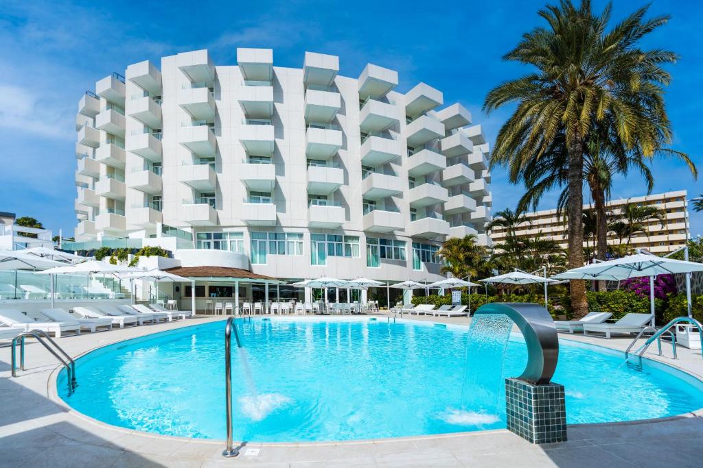 The swimming pool at or close to HL Rondo Hotel